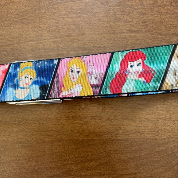 Adorable, seatbelt buckle belt   featuring the Disney princesses - Picture 6 of 6